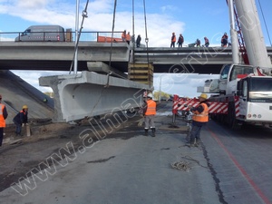 Отрезанный сегмент автомобильного моста весом 14 тонн